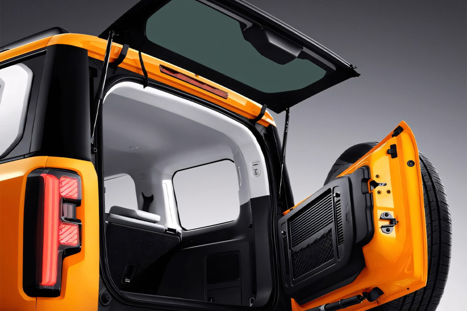 Trunk Open Closer View of BJ40 Pro in UAE