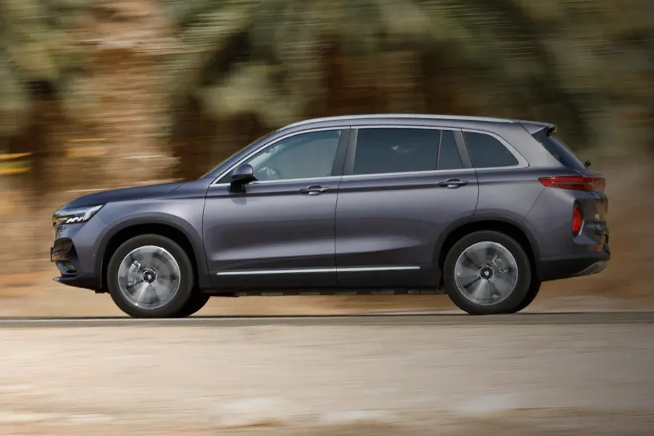 ET5 Side view in UAE