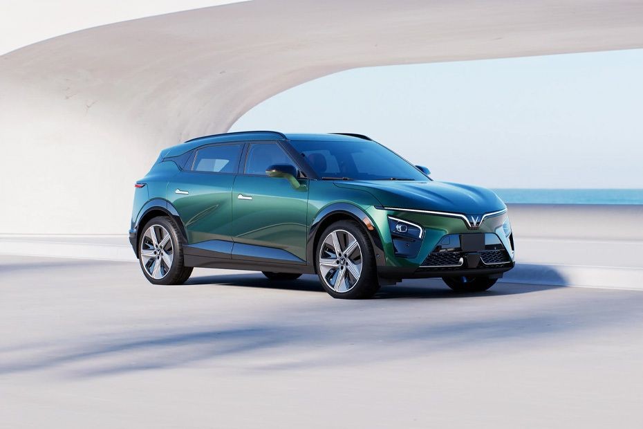 VINFAST VF7 Front Medium View in UAE