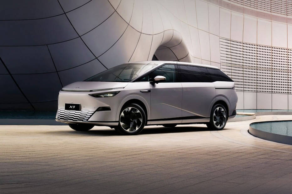 XPENG X9 STD 2025 UAE