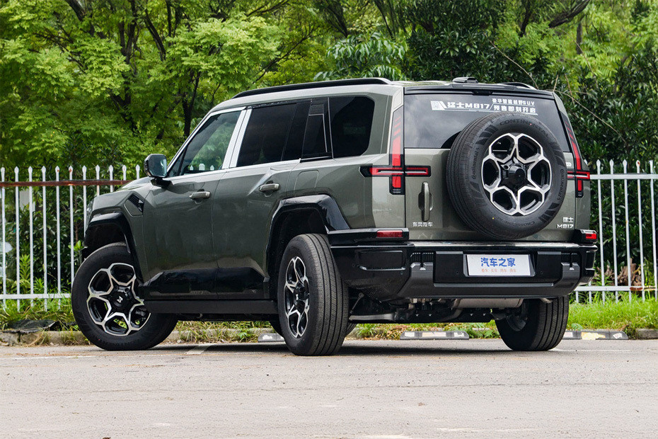 Rear Cross Side View of DONGFENG Warrior M817 Rear Cross Side View of DONGFENG Warrior M817