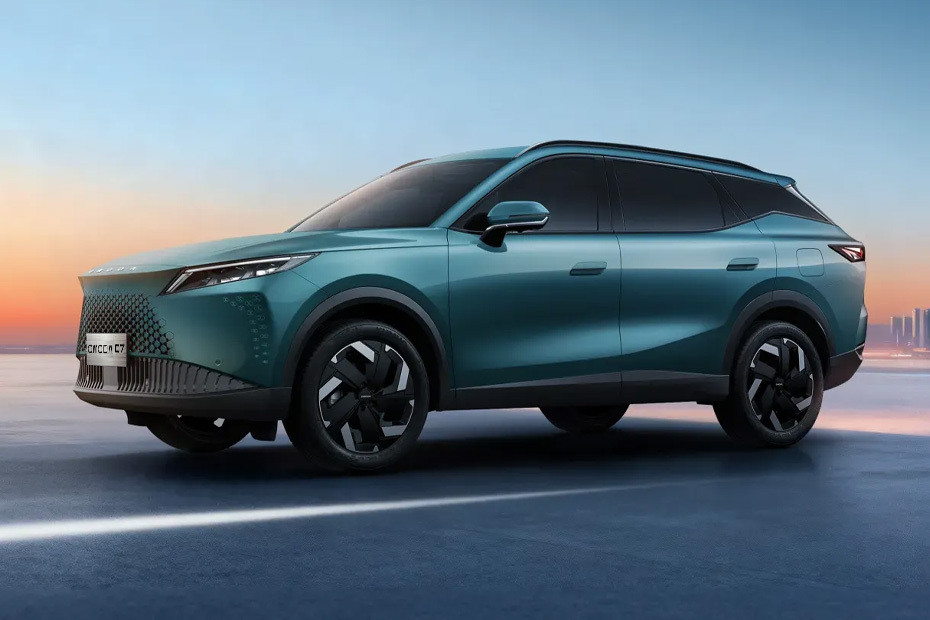 OMODA C7 Front Side View in UAE