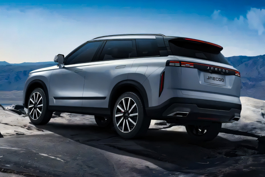 Rear Cross Side View of Jaecoo J7 in UAE