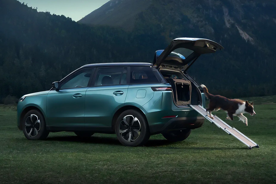 Rear Cross Side View of Jaecoo J5 in UAE