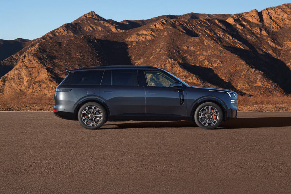 900 Medium Angle Front View in UAE