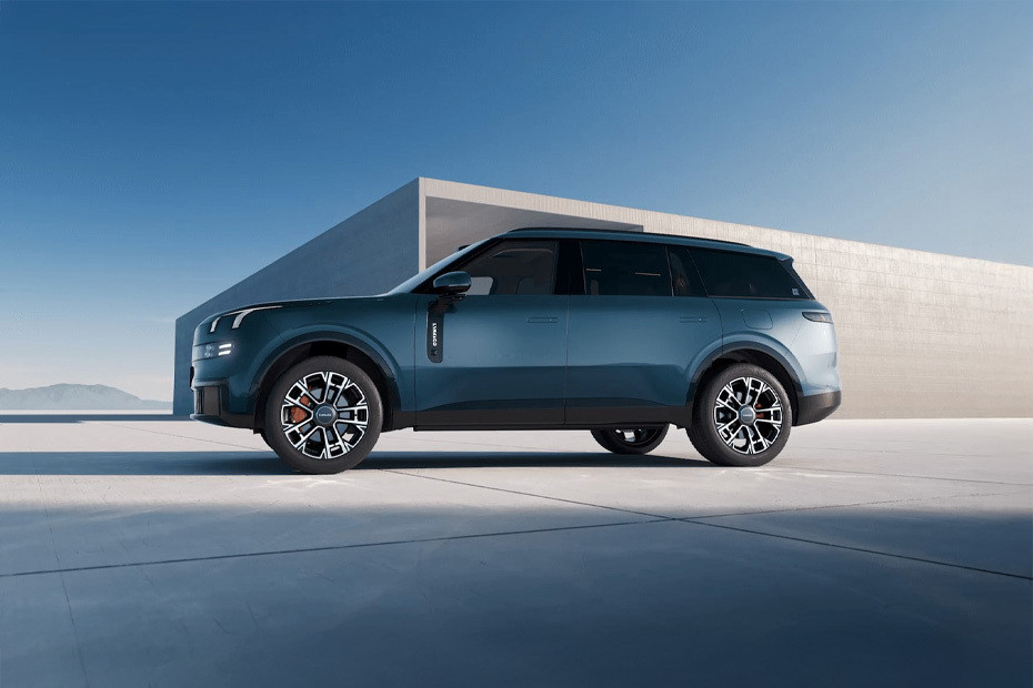 900 Side view in UAE