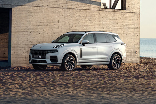 LYNK&CO 09 Front Side View