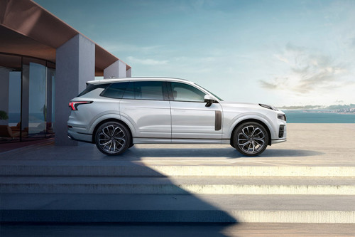 09 Medium Angle Front View