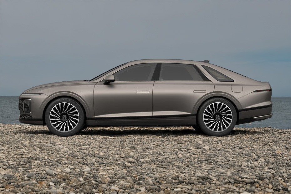 Azera Side view in UAE