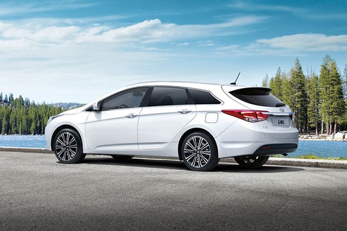 Rear Cross View of Hyundai i40