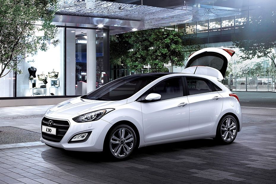 Hyundai i30 Front Side View in UAE
