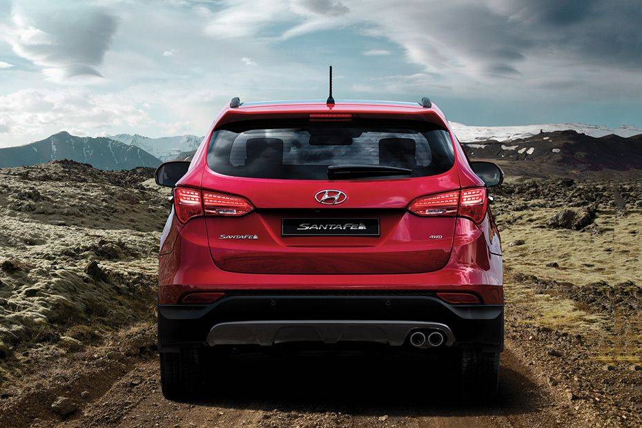 Full Rear View of Hyundai Santa Fe (2012-2021) Full Rear View of Hyundai Santa Fe (2012-2021)
