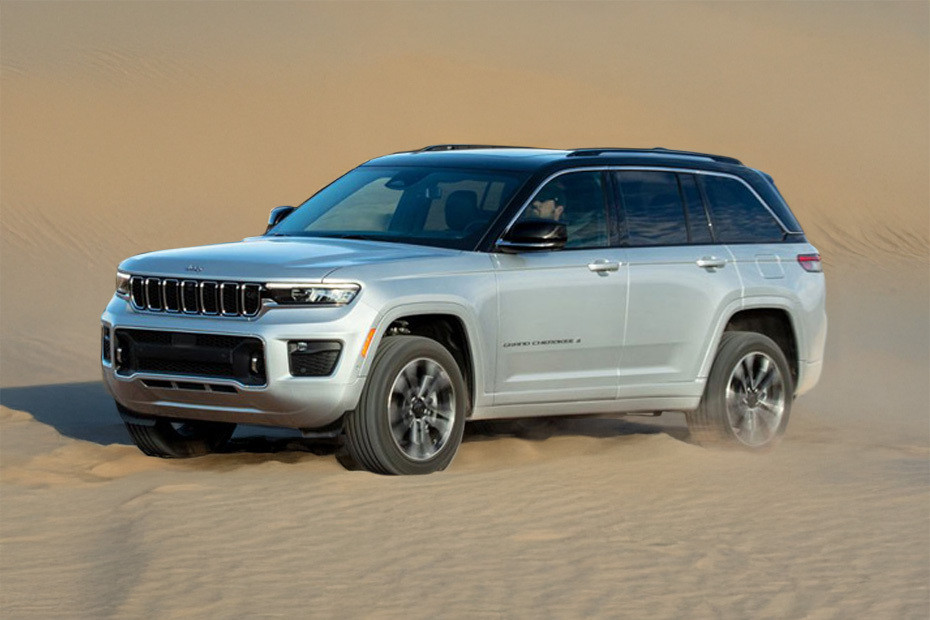Rear Cross View of Jeep Grand Cherokee in UAE