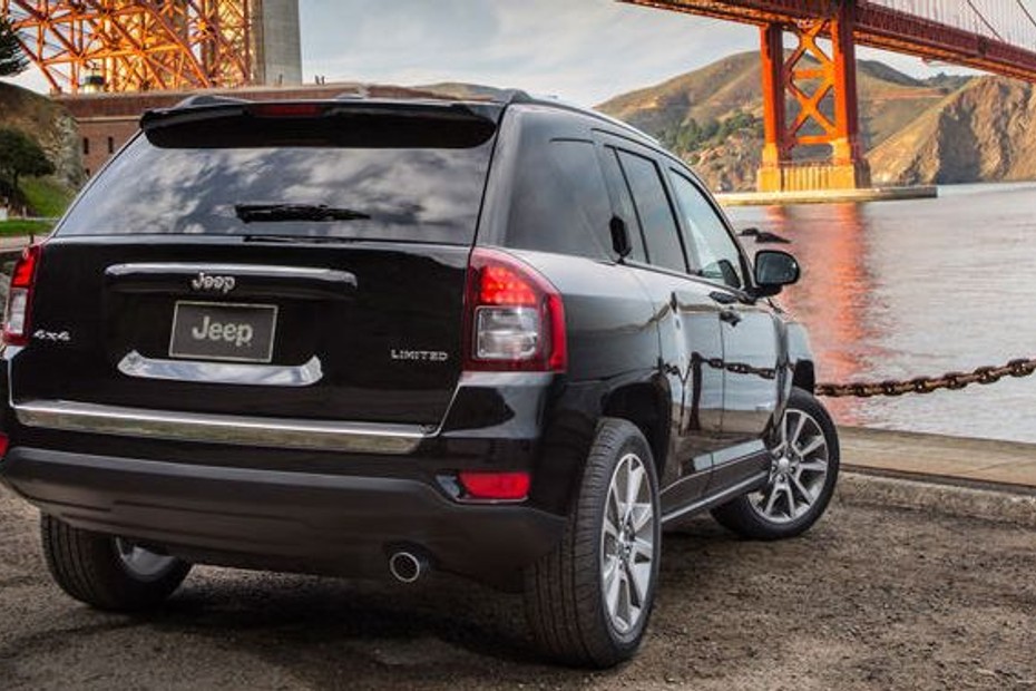 Compass (2012-2021) Rear angle view in UAE