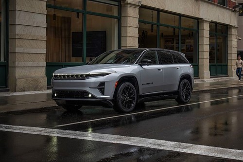 WAGONEER S Front angle low view