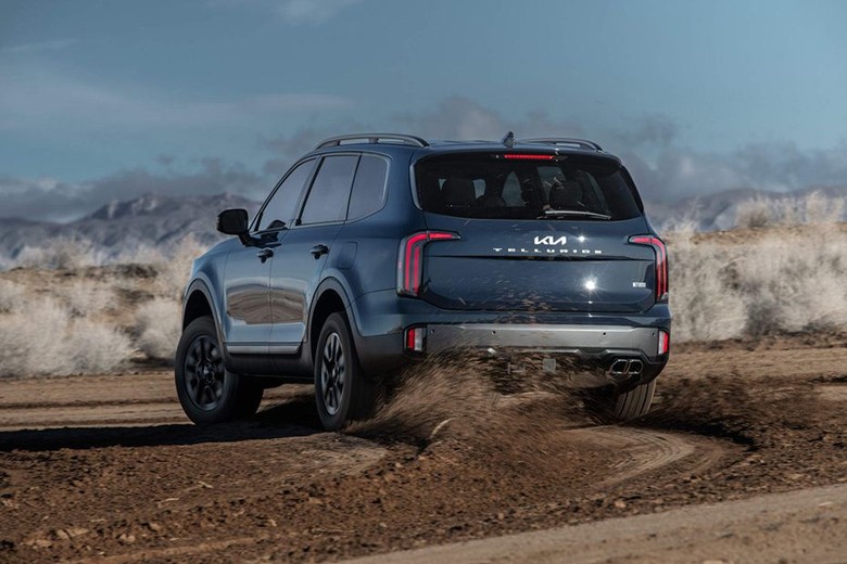 Rear Cross Side View of KIA Telluride