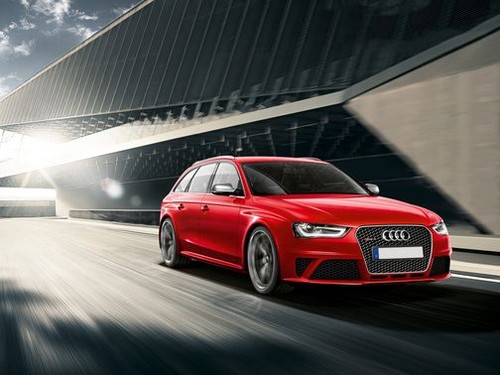 Audi RS 4 Avant Front Medium View