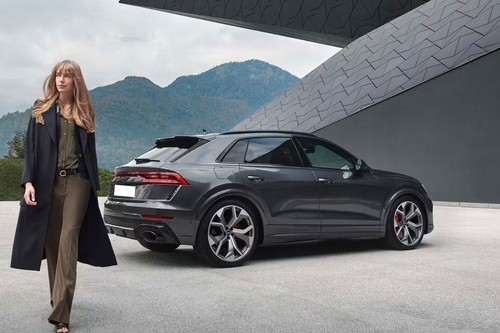 Rear Medium View of Audi RS Q8