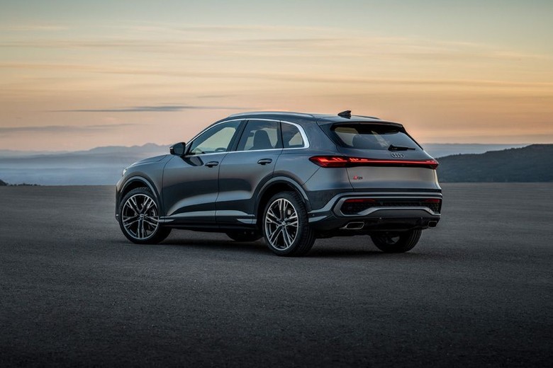 Q5 Rear Medium Side View