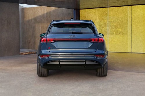 Full Rear View of Audi SQ6 E-Tron