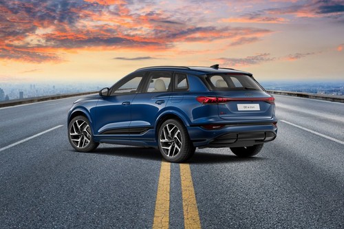 Rear Cross Side View of Audi SQ6 E-Tron