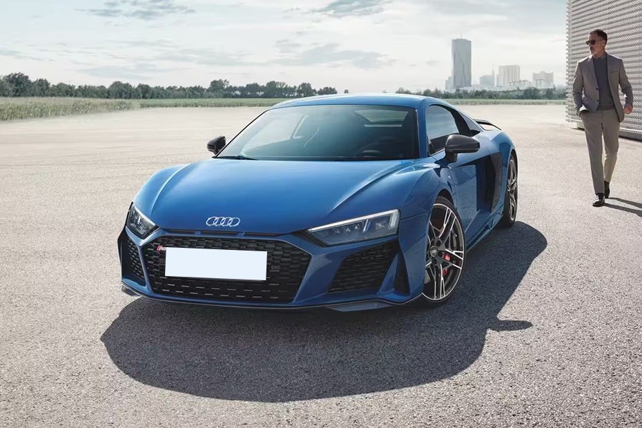 R8 Coupe Front angle low view in UAE