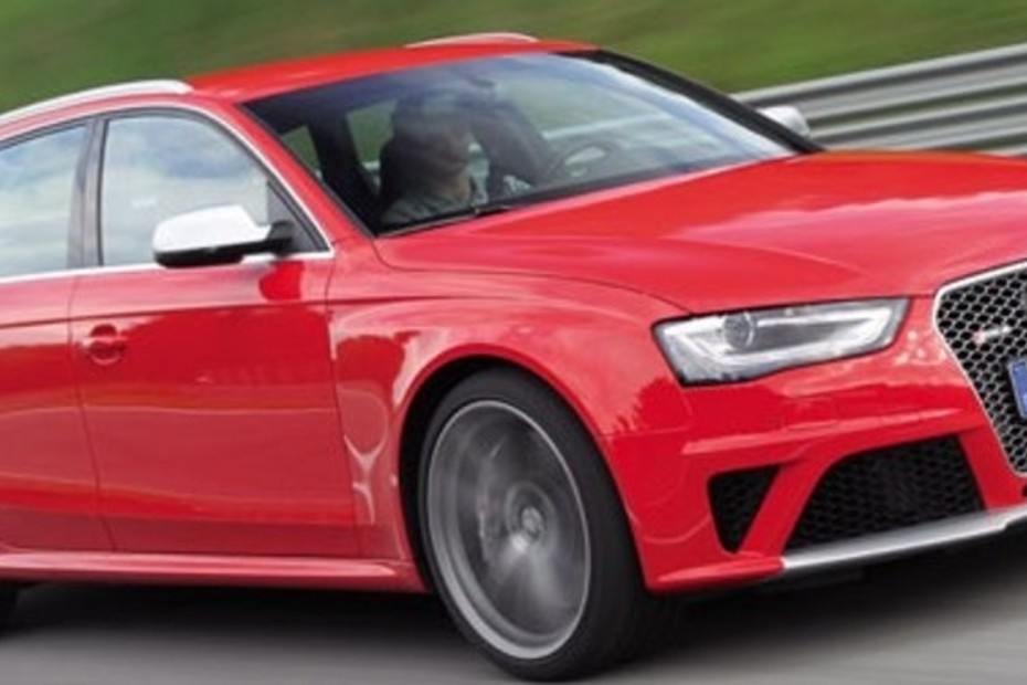 RS4 Avant Side view in UAE