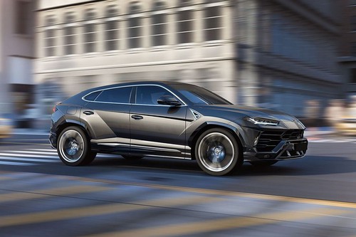 Lamborghini Urus(2022-2023) Front Cross Side View