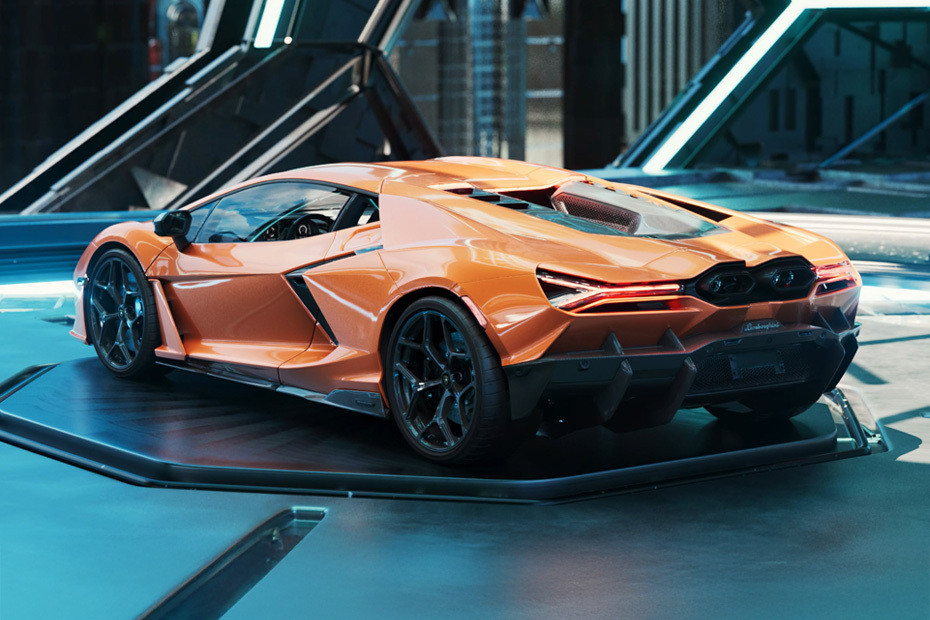 Rear Cross Side View of Lamborghini Revuelto