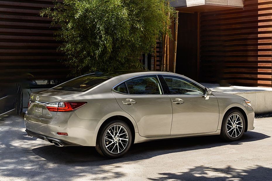 ES (2013-2021) Rear angle view in UAE