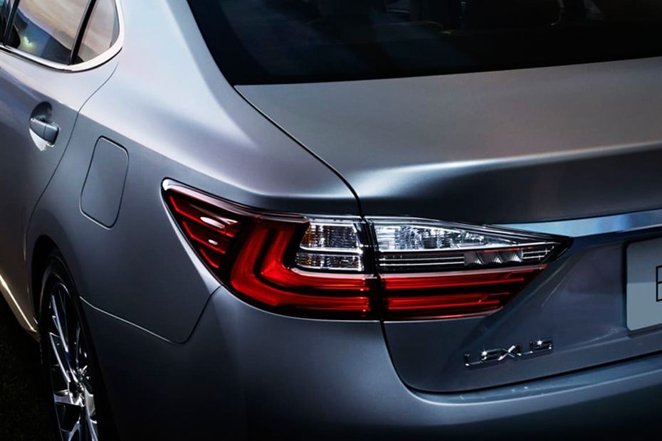 ES (2013-2021) Tail light in UAE