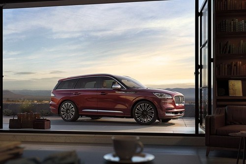 Lincoln Aviator (2023-2024) Front Cross Side View