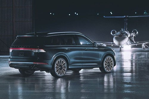 Aviator (2023-2024) Rear angle view