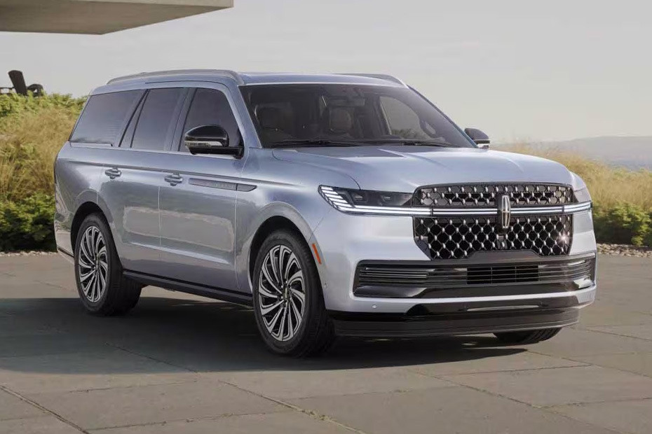 Lincoln Navigator Front Medium View