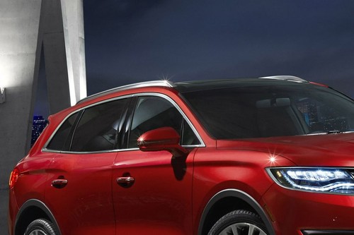 Lincoln MKX Drivers Side Mirror Front Angle