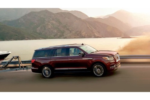 Lincoln Navigator (2012-2021) Front Cross Side View