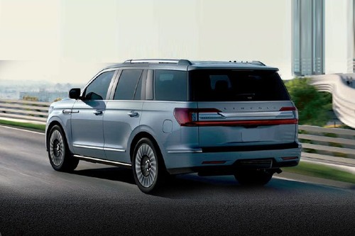 Rear Cross Side View of Lincoln Navigator (2012-2021)