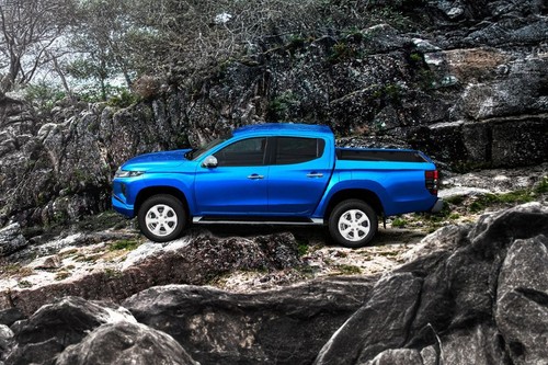 Mitsubishi L200 (2022-2024) Full Side View