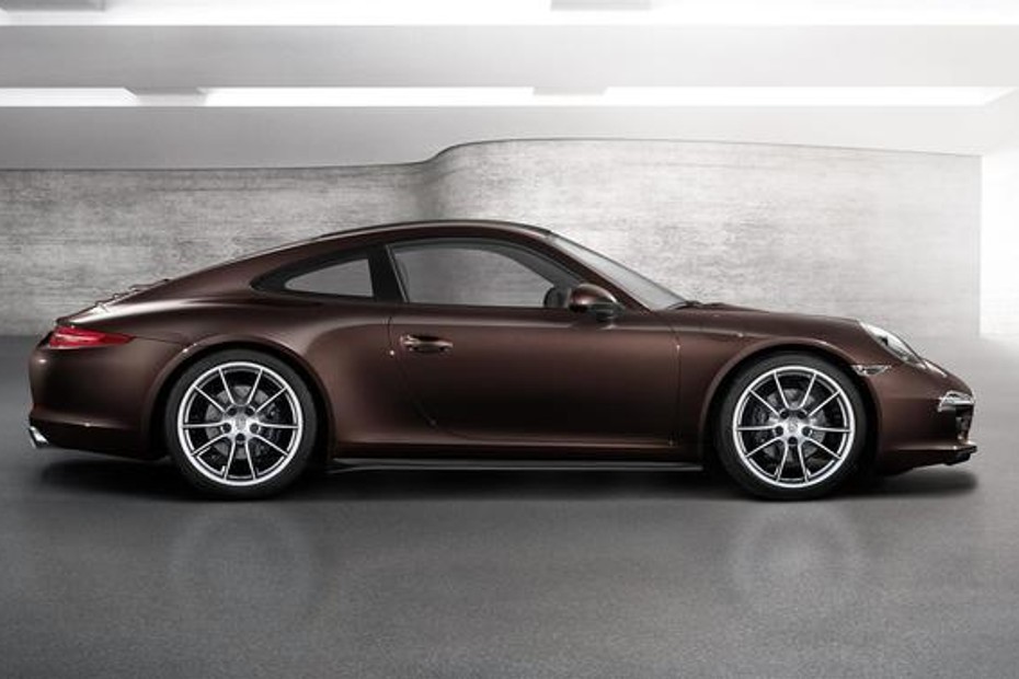 911 Carrera 4 Side view in UAE
