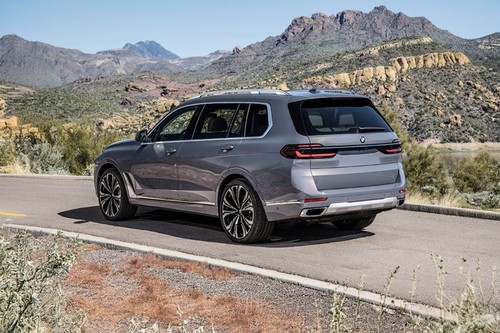 Rear Cross Side View of BMW X7
