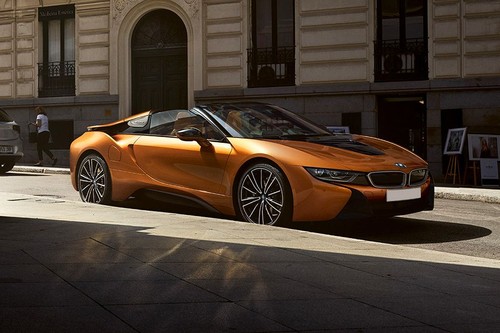 i8 Roadster Front angle low view