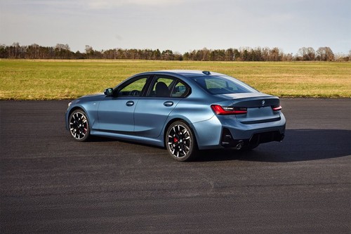 Rear Cross Side View of BMW 3 Series