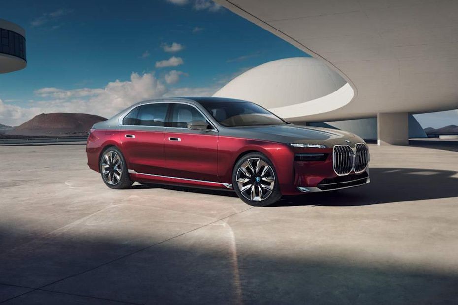 BMW i7 Front Medium View in UAE