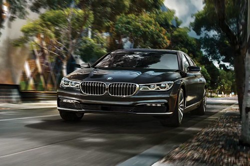 BMW 7 Series Sedan Side Medium View