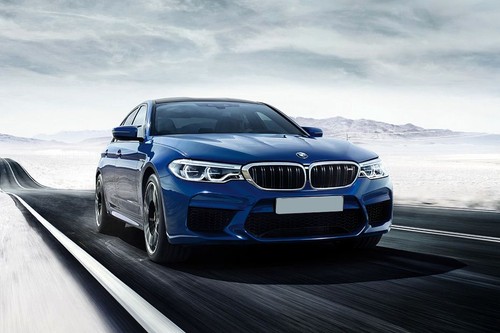 M5 Sedan Medium Angle Front View