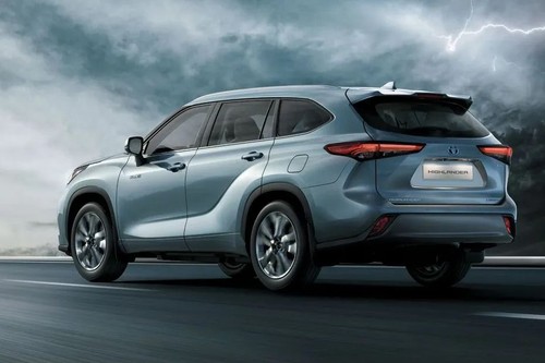 Rear Medium View of Toyota Highlander (2020-2023)