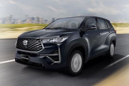 Toyota Innova Hycross Front Side View