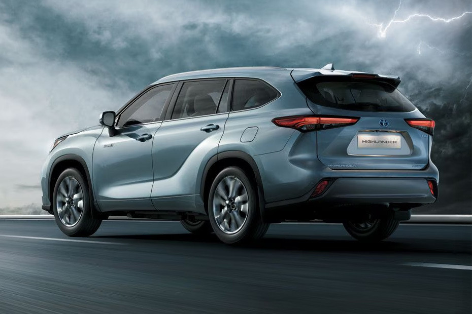 Rear Cross Side View of Toyota Highlander in UAE