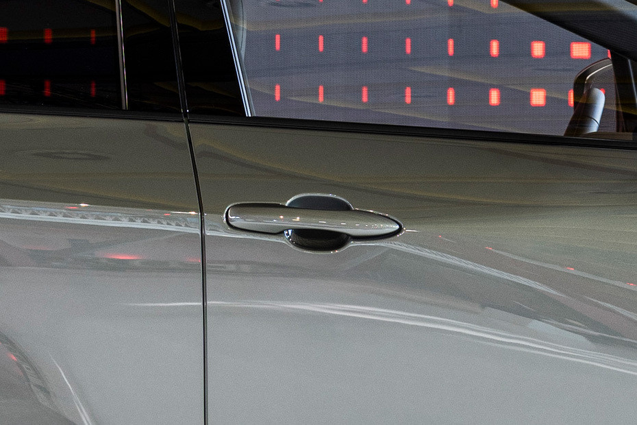 C-HR PLUS Door handle in UAE