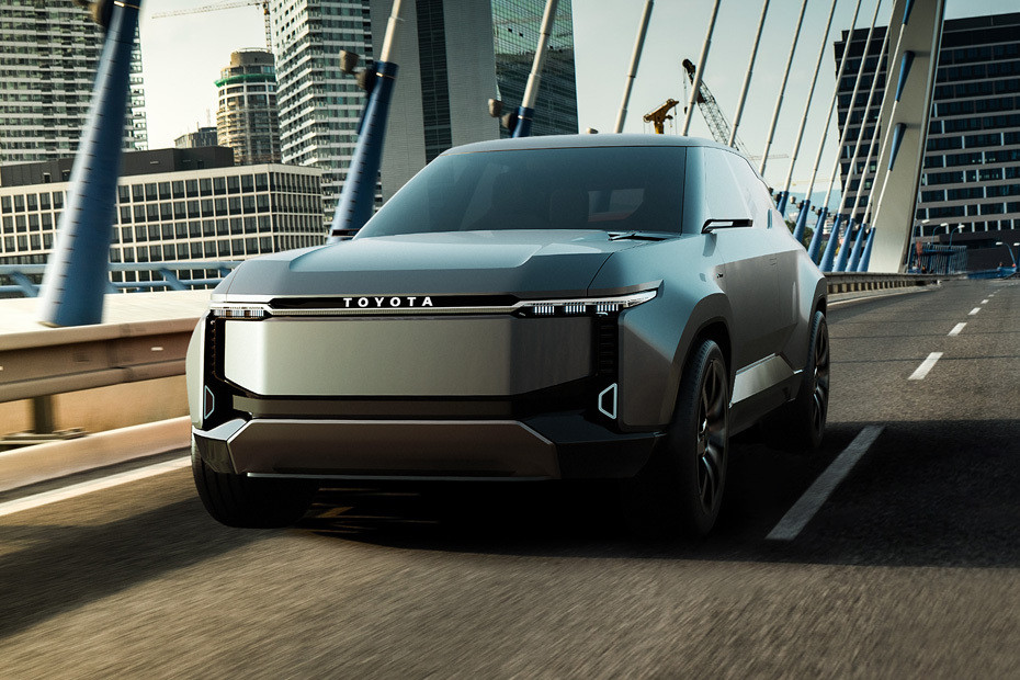 Toyota Land Cruiser SE Front Side View in UAE